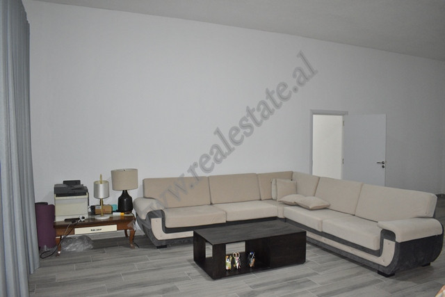 Apartament 4+1 me qira ne Paskuqan, prane Shkolles Lidhja e Prizrenit.
Apartamenti ndodhet ne katin